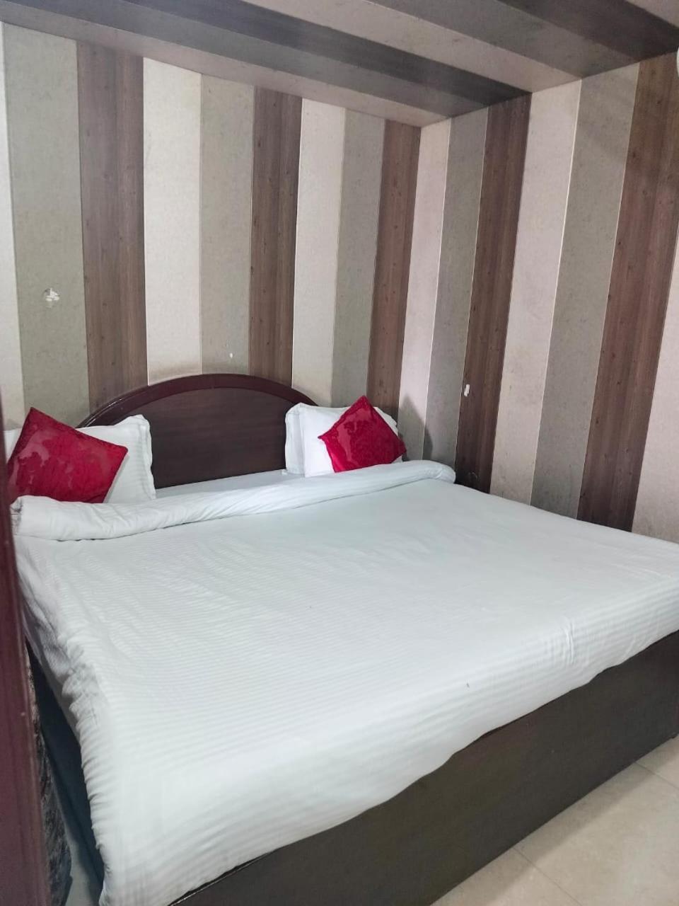 Hotel Surya Lake View Nainital Extérieur photo