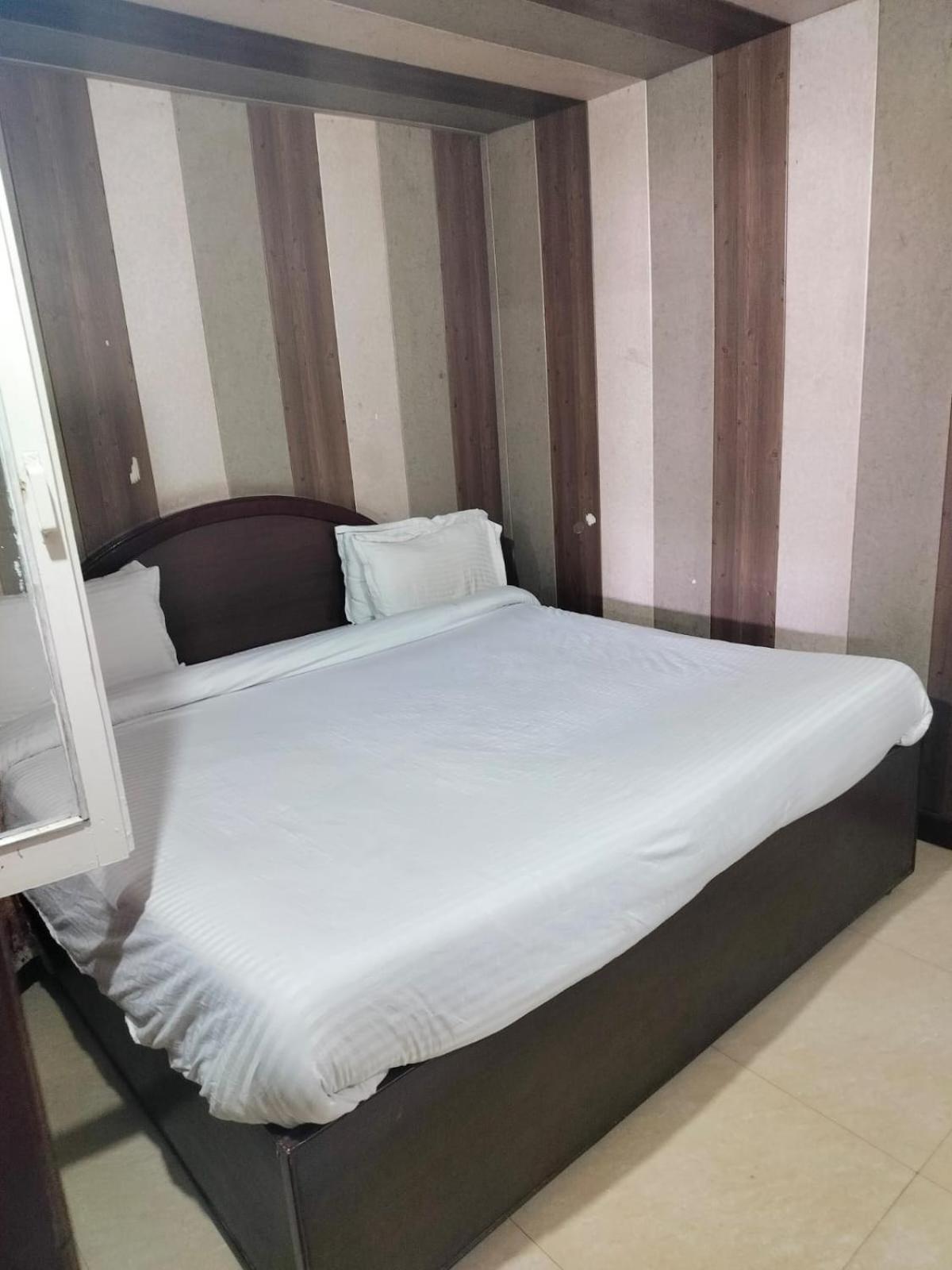 Hotel Surya Lake View Nainital Extérieur photo