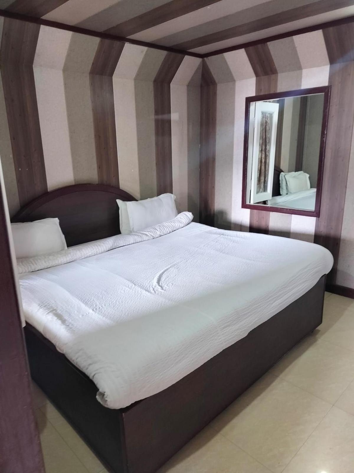Hotel Surya Lake View Nainital Extérieur photo